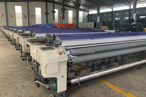 Water jet loom